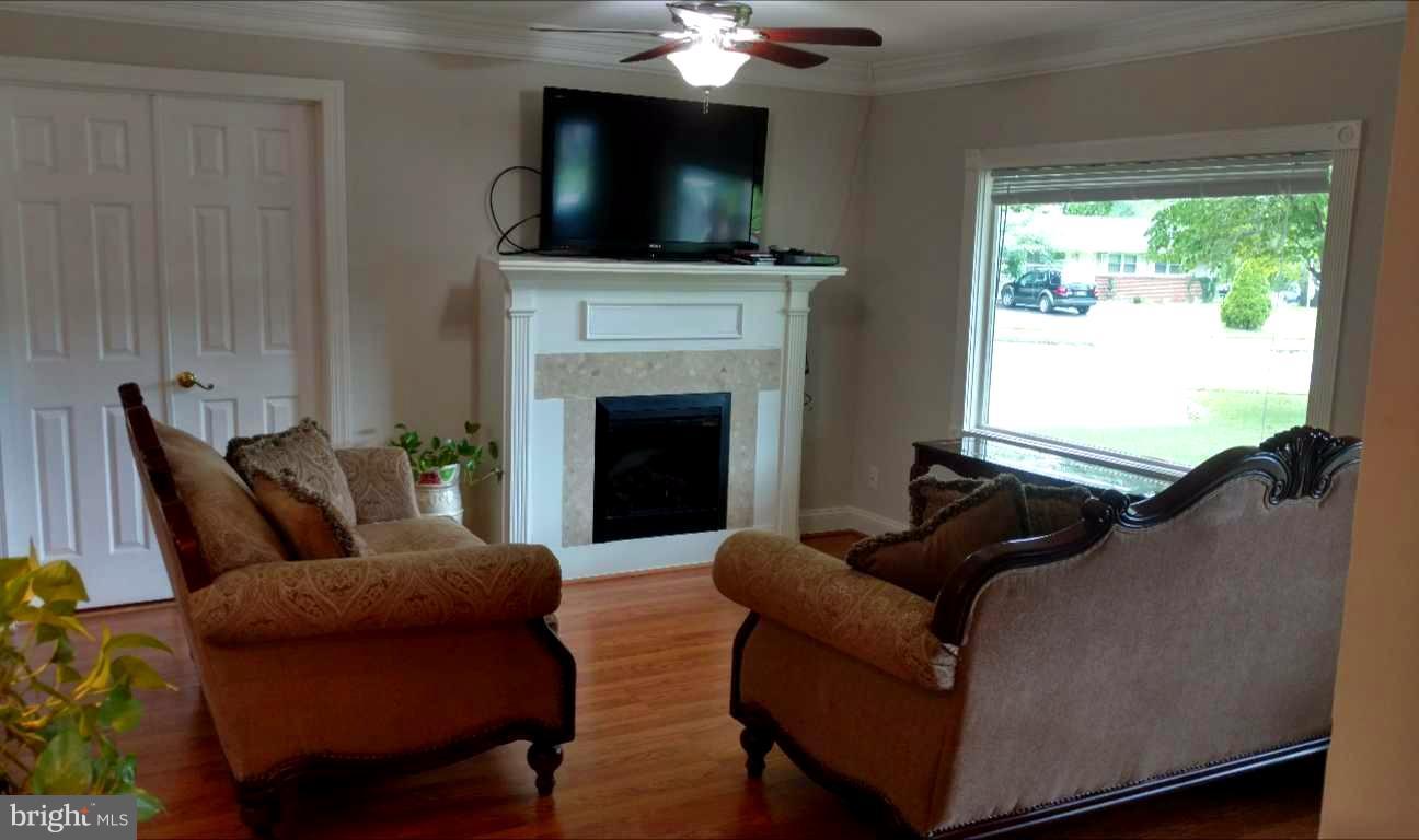 8005 Russell Road Alexandria, VA 22309 - Photo 4 of 15 Living Room