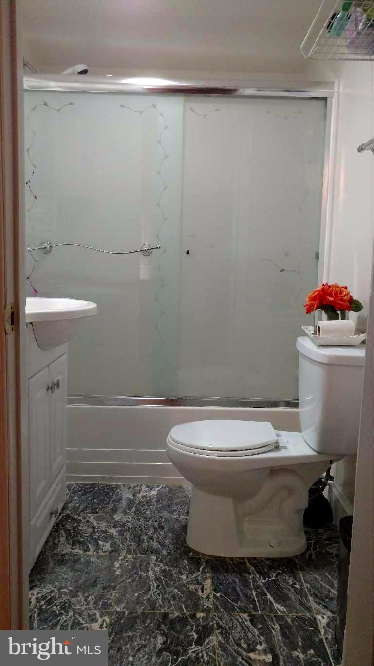 8005 Russell Road Alexandria, VA 22309 - Photo 9 of 15 Bath (Master)