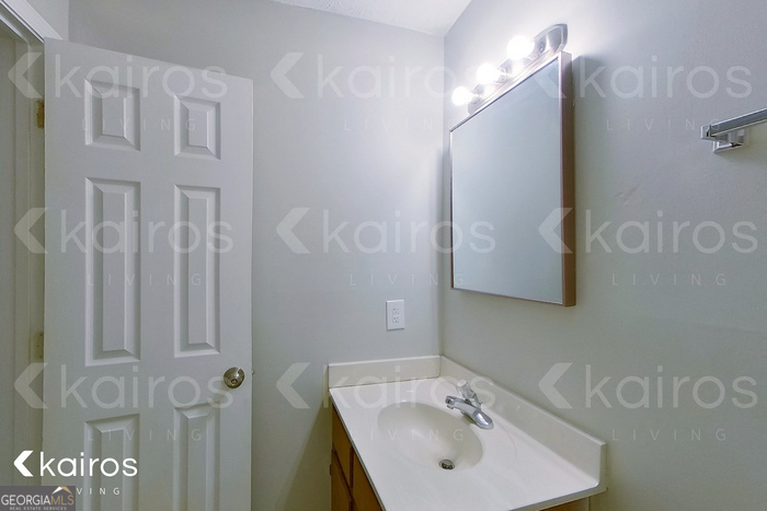 100 Deer Parkway Athens, GA 30605 - Photo 18 of 22 a bathroom with a sink and mirror