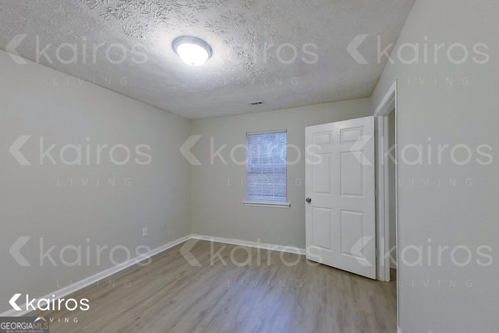 100 Deer Parkway Athens, GA 30605 - Photo 10 of 22 a view of an empty room with wooden floor