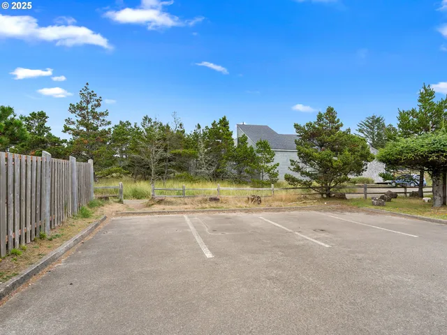a view of back yard of the house