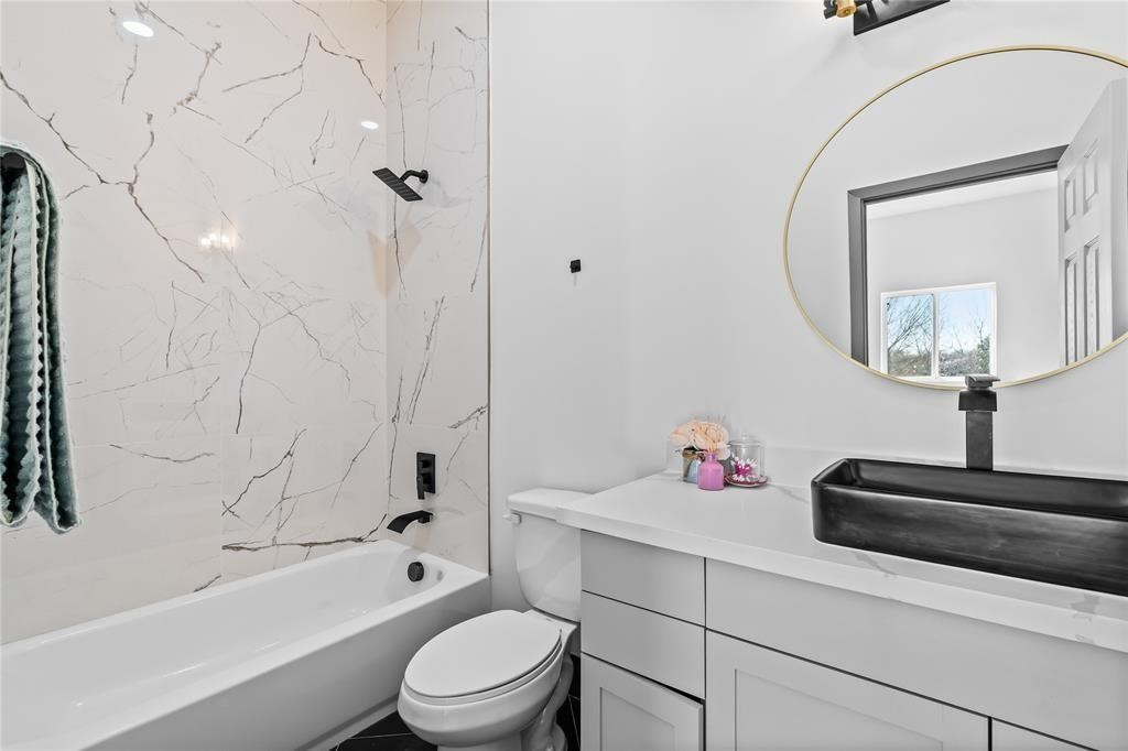 3620 Lehall Street Houston, TX 77021 - Photo 30 of 32 a bathroom with a toilet sink and bathtub