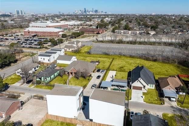 3620 Lehall Street Houston, TX 77021 - Photo 32 of 32 an aerial view of residential houses with outdoor space and swimming pool