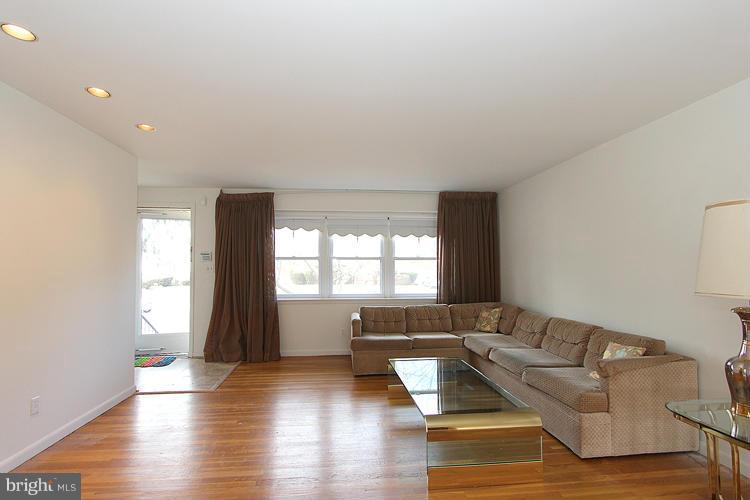4045 Carthage Road Randallstown, MD 21133 - Photo 5 of 24 Living Room