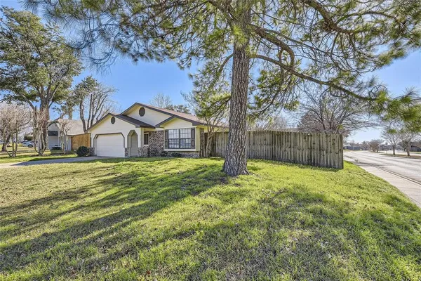 $2,600 | 2200 Sequoia Lane, Bedford, TX 76021