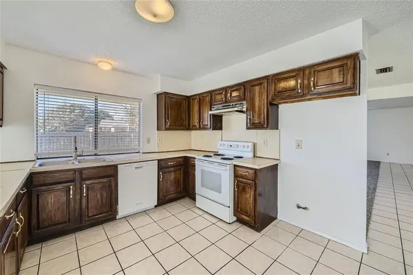 $2,600 | 2200 Sequoia Lane, Bedford, TX 76021