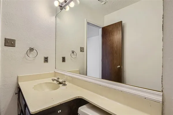 $2,600 | 2200 Sequoia Lane, Bedford, TX 76021