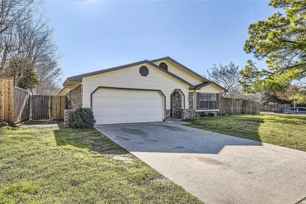 $2,600 | 2200 Sequoia Lane, Bedford, TX 76021