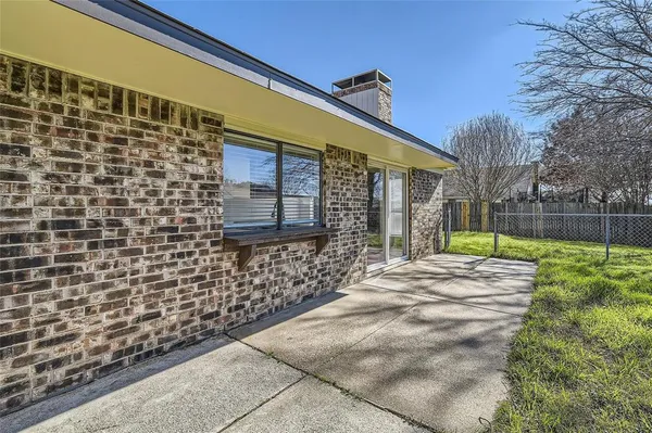 $2,600 | 2200 Sequoia Lane, Bedford, TX 76021