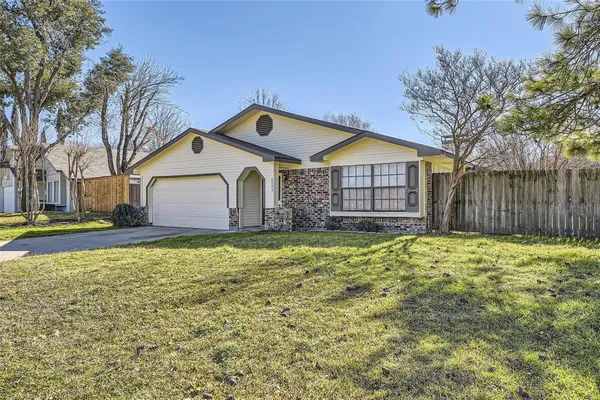 $2,600 | 2200 Sequoia Lane, Bedford, TX 76021