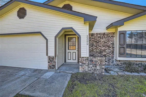 $2,600 | 2200 Sequoia Lane, Bedford, TX 76021