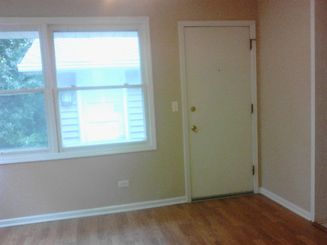 9 Crescent Road Lake Zurich, IL 60047 - Photo 11 of 14 an empty room with a window