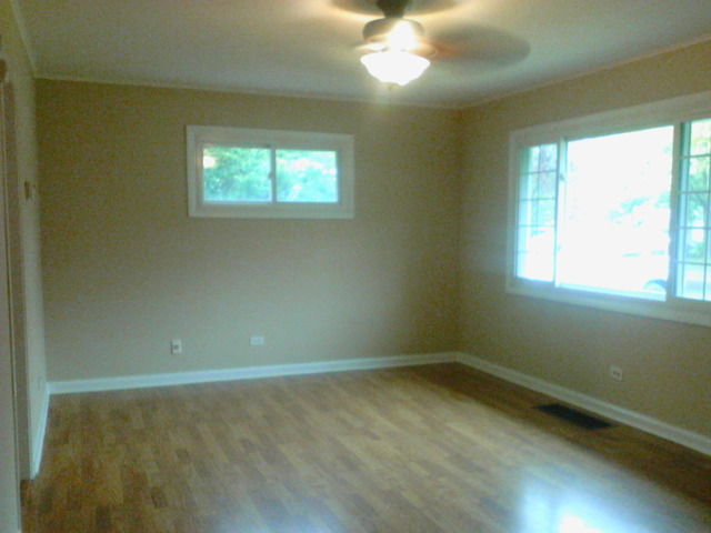 9 Crescent Road Lake Zurich, IL 60047 - Photo 4 of 14 an empty room with a window