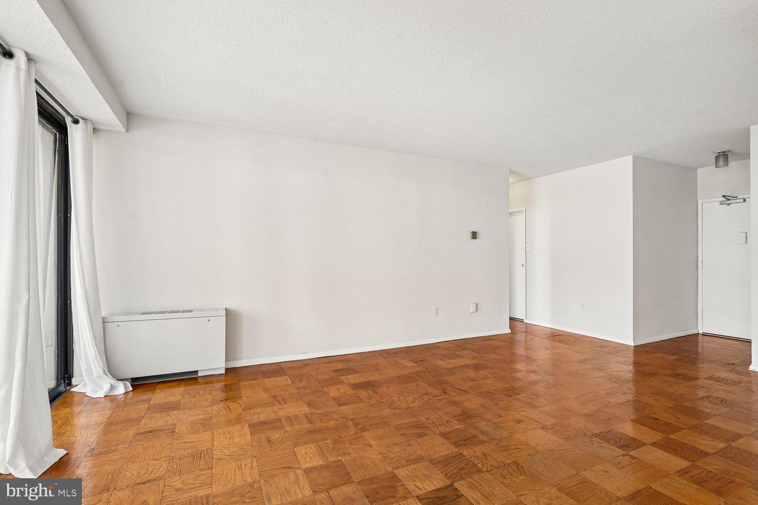 4141 North Henderson Road, Unit 904 Arlington, VA 22203 - Photo 14 of 46 Living Room