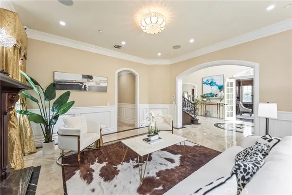 a view of entryway with a front door