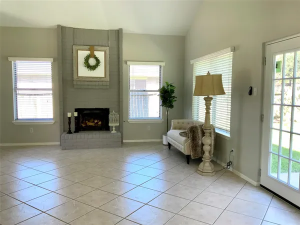 $2,100 | 1139 West Brompton Drive, Pearland, TX 77584