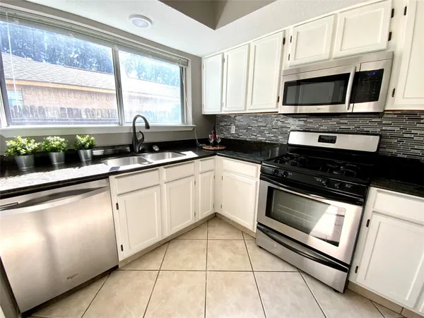 $2,100 | 1139 West Brompton Drive, Pearland, TX 77584