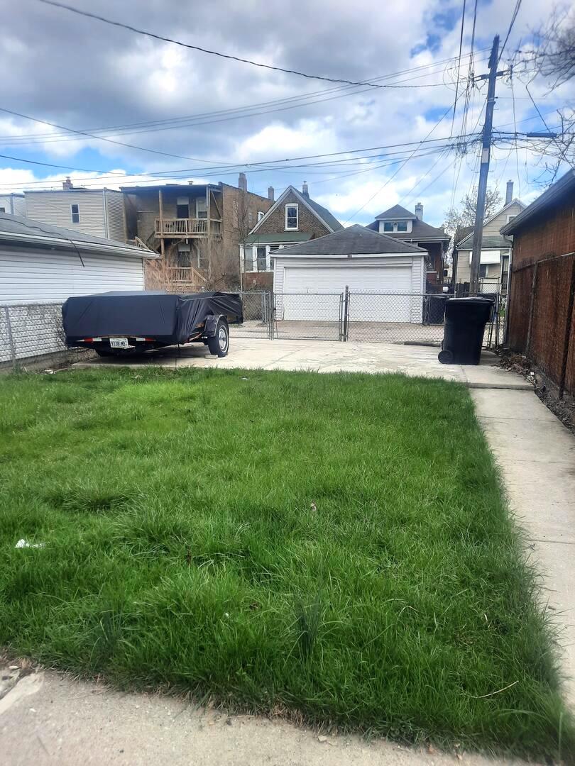 6221 South Laflin Street, Unit 2 Chicago, IL 60636 - Photo 20 of 20 a view of a big yard with potted plants