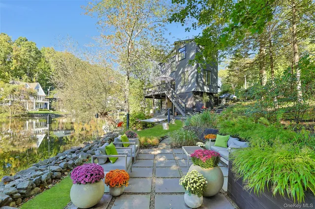 a bunch of flowers sitting in front of the house