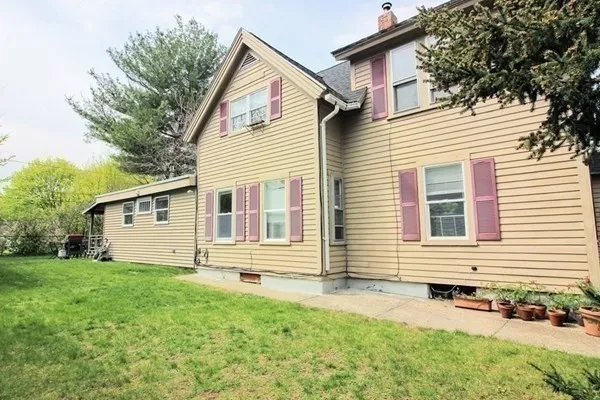 a view of a house with yard