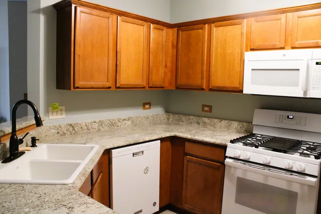 $325,000 | 1622 Captiva Drive, Aurora, IL 60504