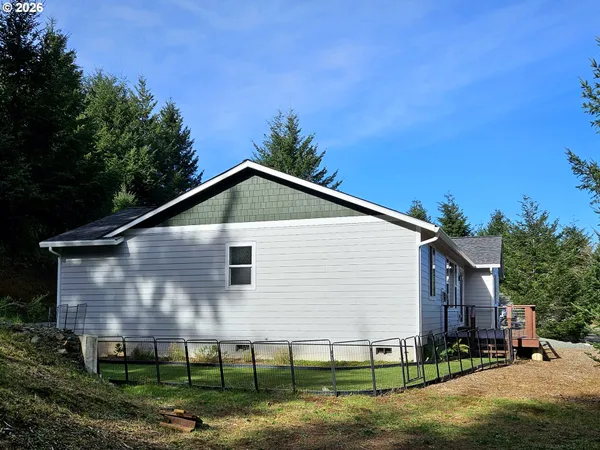 a view of a house with yard