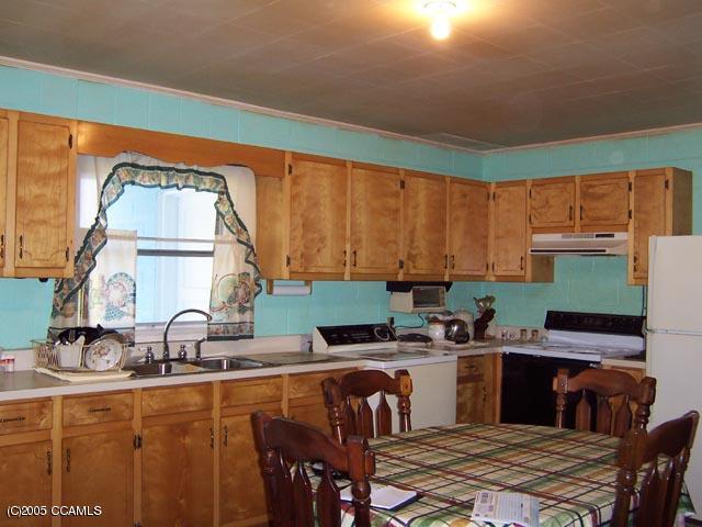 243 Gillikin Road Beaufort, NC 28516 - Photo 4 of 6 kitchen