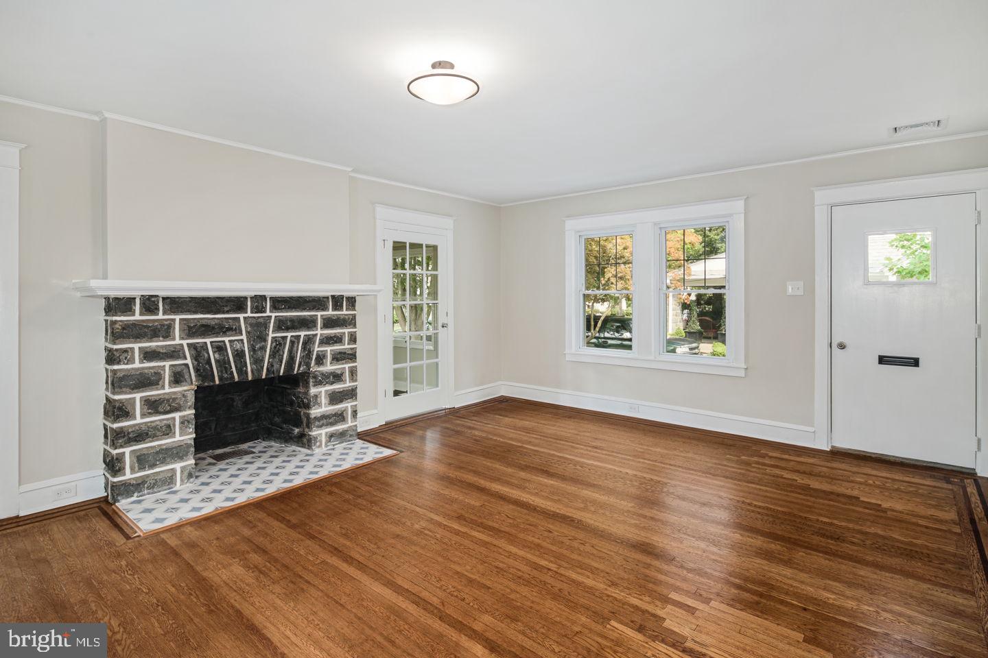 35 Princeton Road Havertown, PA 19083 - Photo 6 of 34 LIVING ROOM
