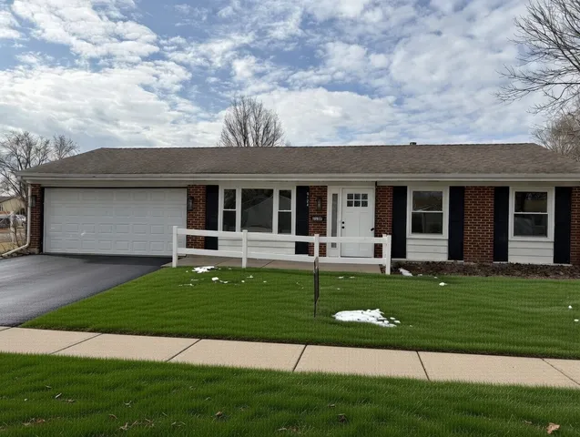$384,900 | 8124 Kensington Lane, Hanover Park, IL 60133