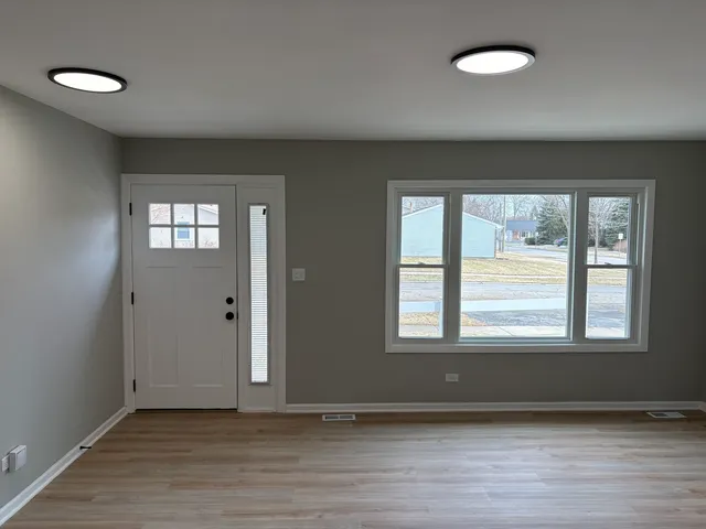 $384,900 | 8124 Kensington Lane, Hanover Park, IL 60133