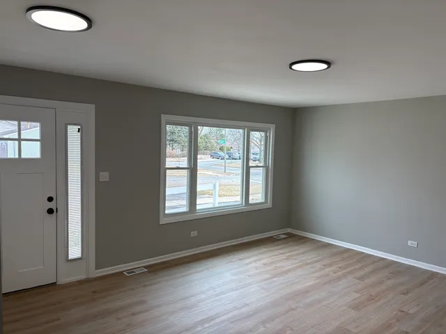 $384,900 | 8124 Kensington Lane, Hanover Park, IL 60133