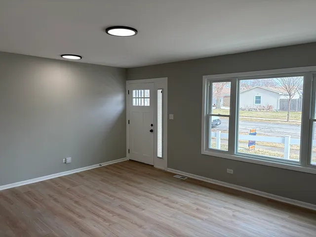 $384,900 | 8124 Kensington Lane, Hanover Park, IL 60133