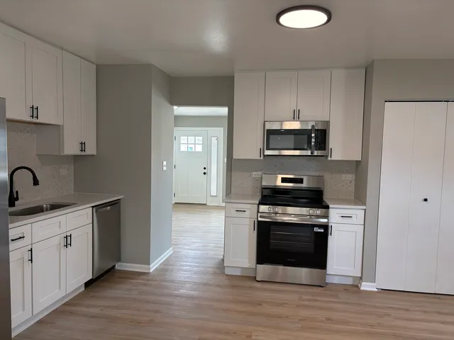 $384,900 | 8124 Kensington Lane, Hanover Park, IL 60133