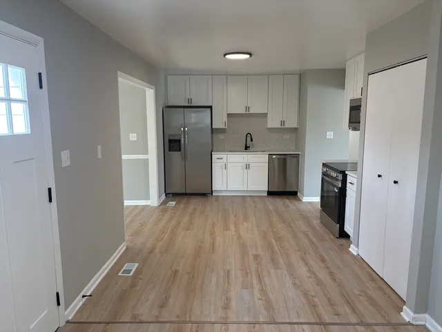 $384,900 | 8124 Kensington Lane, Hanover Park, IL 60133