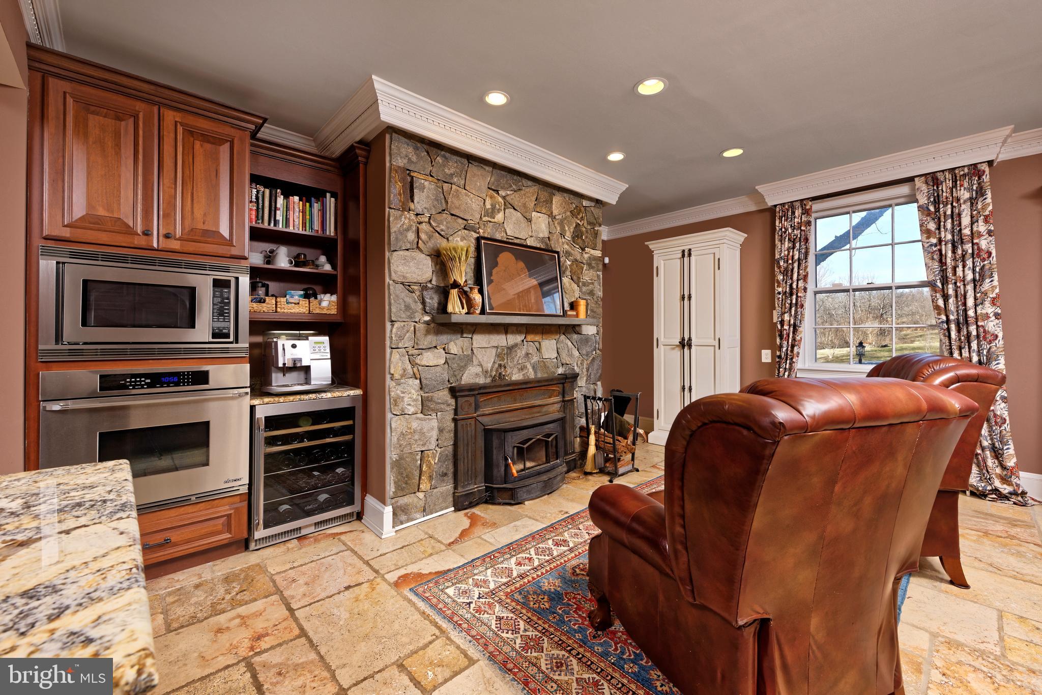 5299 Keyser Road Hume, VA 22639 - Photo 11 of 64 Sitting Area has wine cooler and breakfast bar