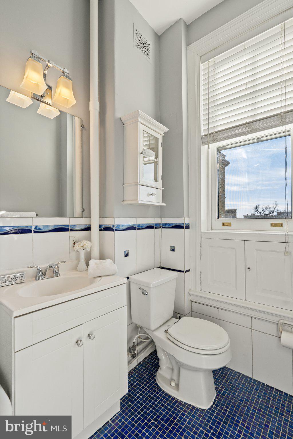 2853 Ontario Road Northwest, Unit 518 Washington, DC 20009 - Photo 16 of 23 Spacious Bath