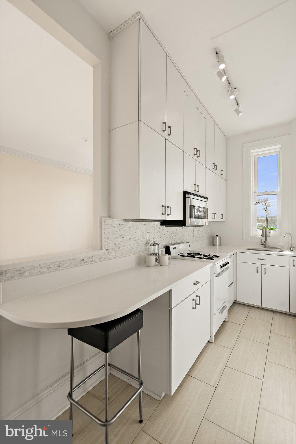 2853 Ontario Road Northwest, Unit 518 Washington, DC 20009 - Photo 8 of 23 Kitchen