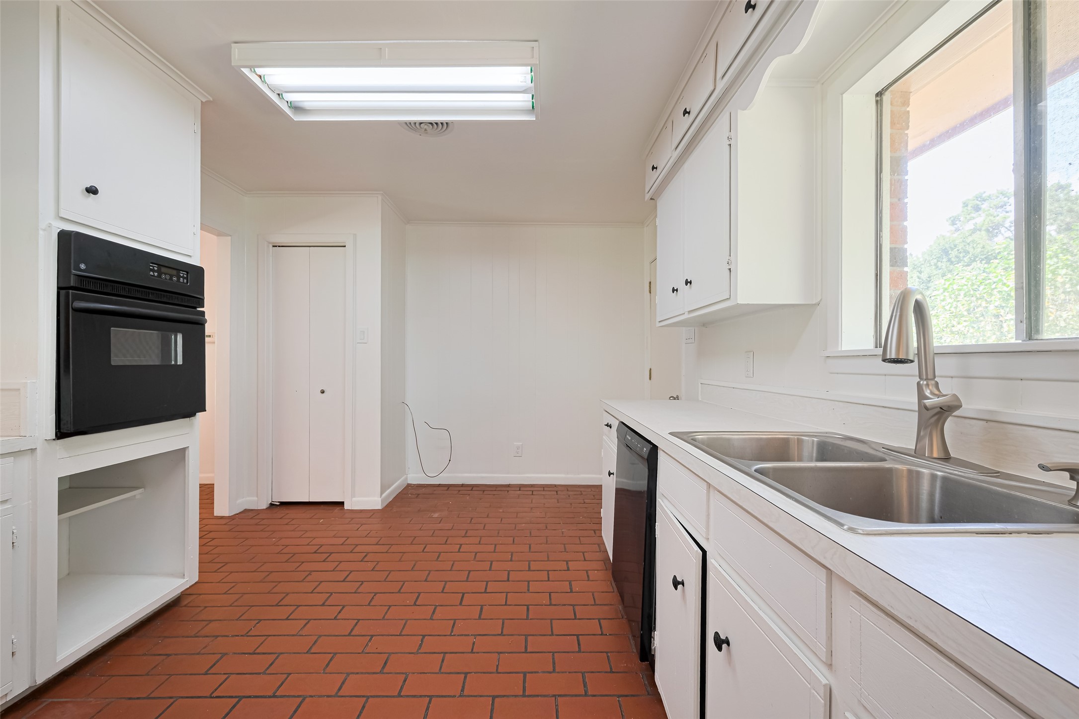 30525 Hegar Road Hockley, TX 77447 - Photo 16 of 49 a kitchen that has a sink and a stove in it