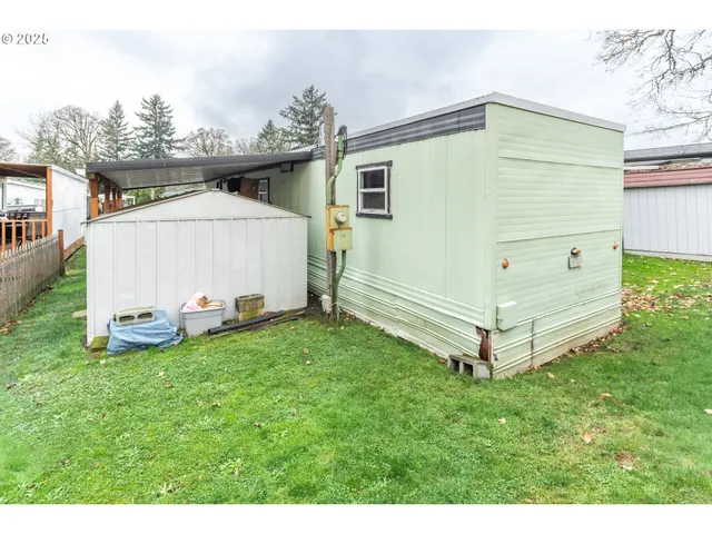 a view of a back yard of the house