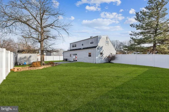 a view of a house with backyard