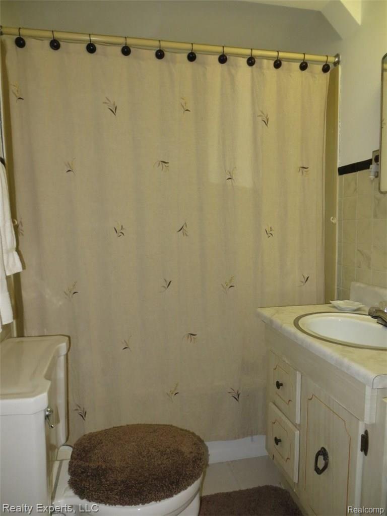 41577 Van Born Road Belleville, MI 48111 - Photo 9 of 12 bathroom.jpg