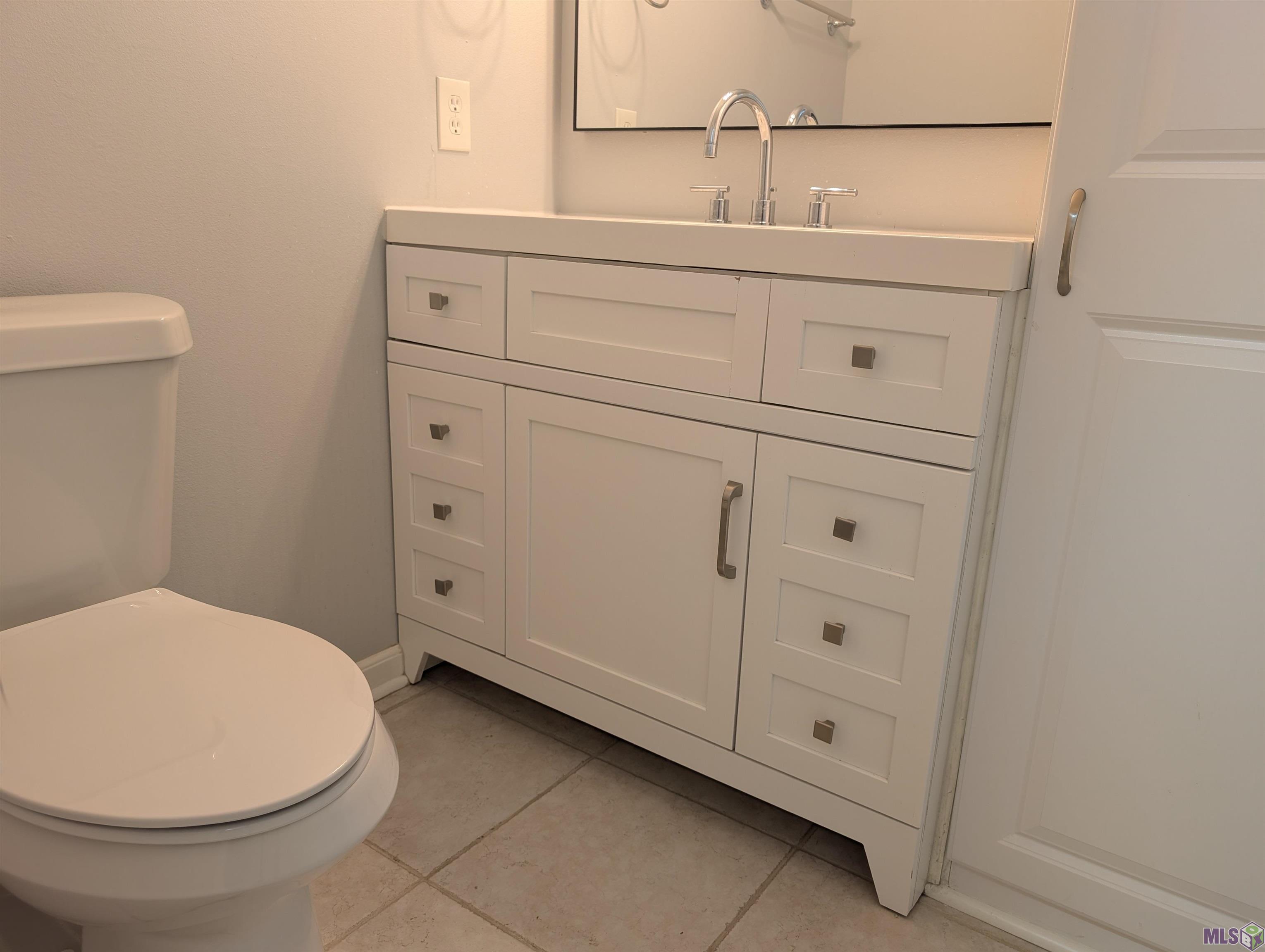 5123 South Oaks Drive Baton Rouge, LA 70816 - Photo 21 of 31 Additional Bath Upstairs