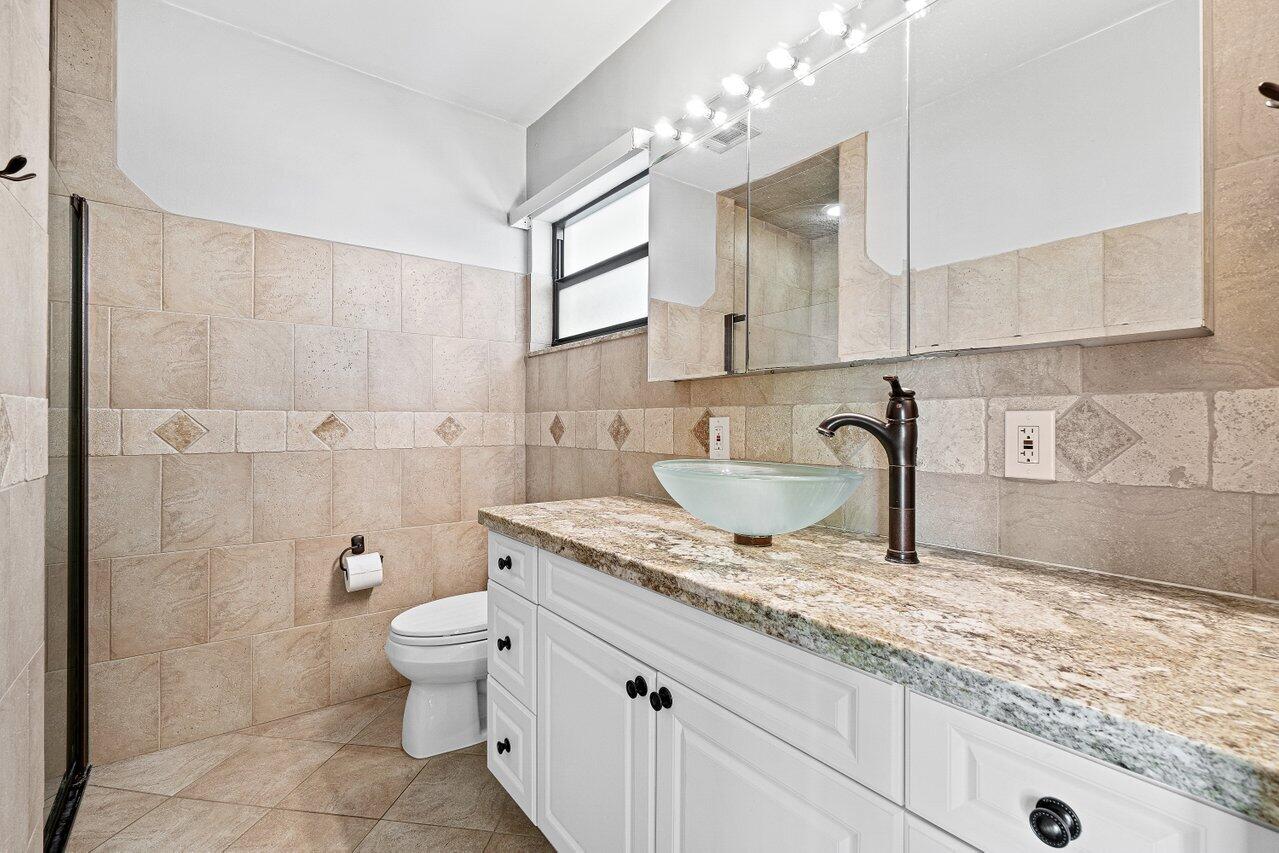 133 Northwest 10th Avenue Boca Raton, FL 33486 - Photo 12 of 25 Bathroom
