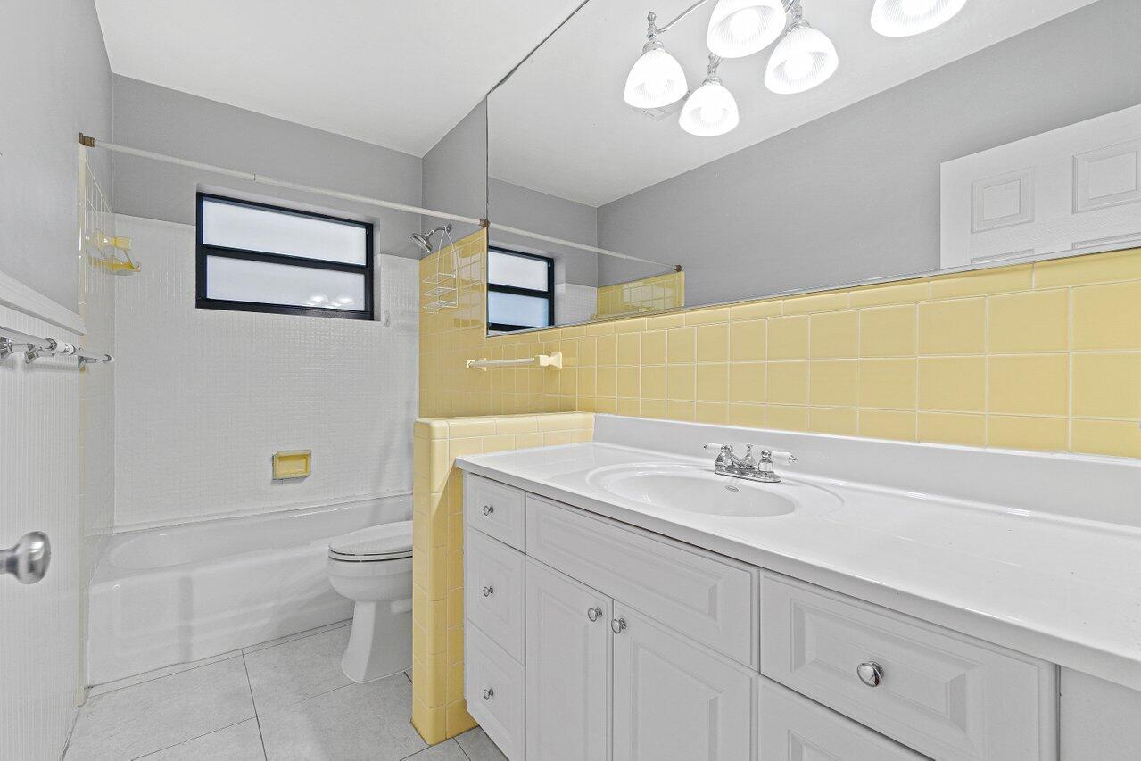 133 Northwest 10th Avenue Boca Raton, FL 33486 - Photo 18 of 25 Bathroom 2
