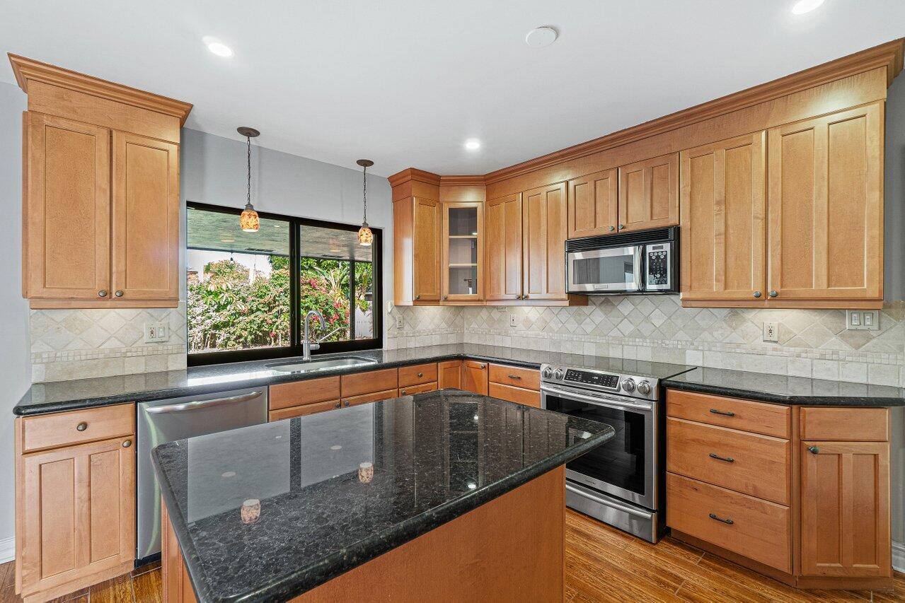 133 Northwest 10th Avenue Boca Raton, FL 33486 - Photo 7 of 25 Kitchen