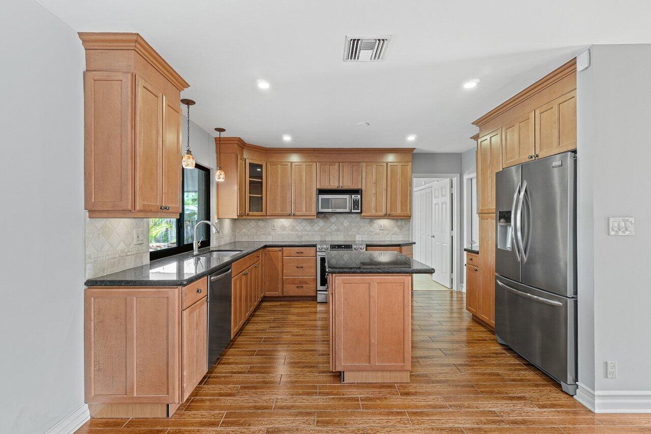 133 Northwest 10th Avenue Boca Raton, FL 33486 - Photo 8 of 25 Kitchen