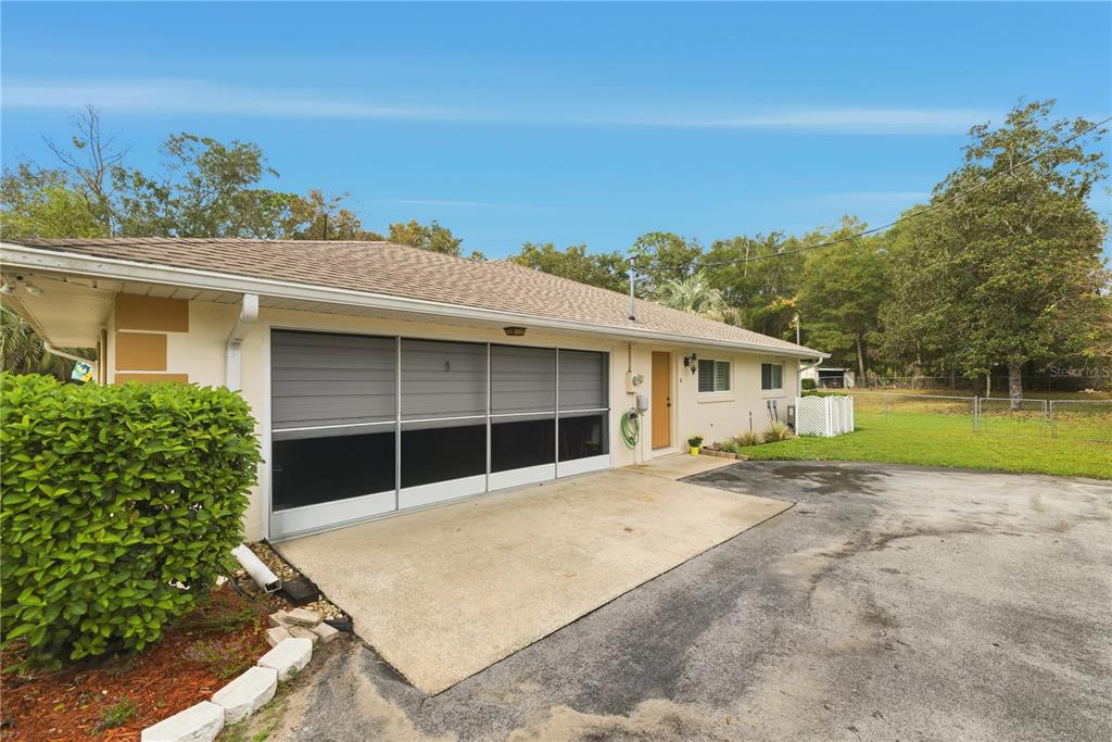 9825 Southwest 202nd Avenue Road Dunnellon, FL 34431 - Photo 5 of 69 front view of a house with a garden