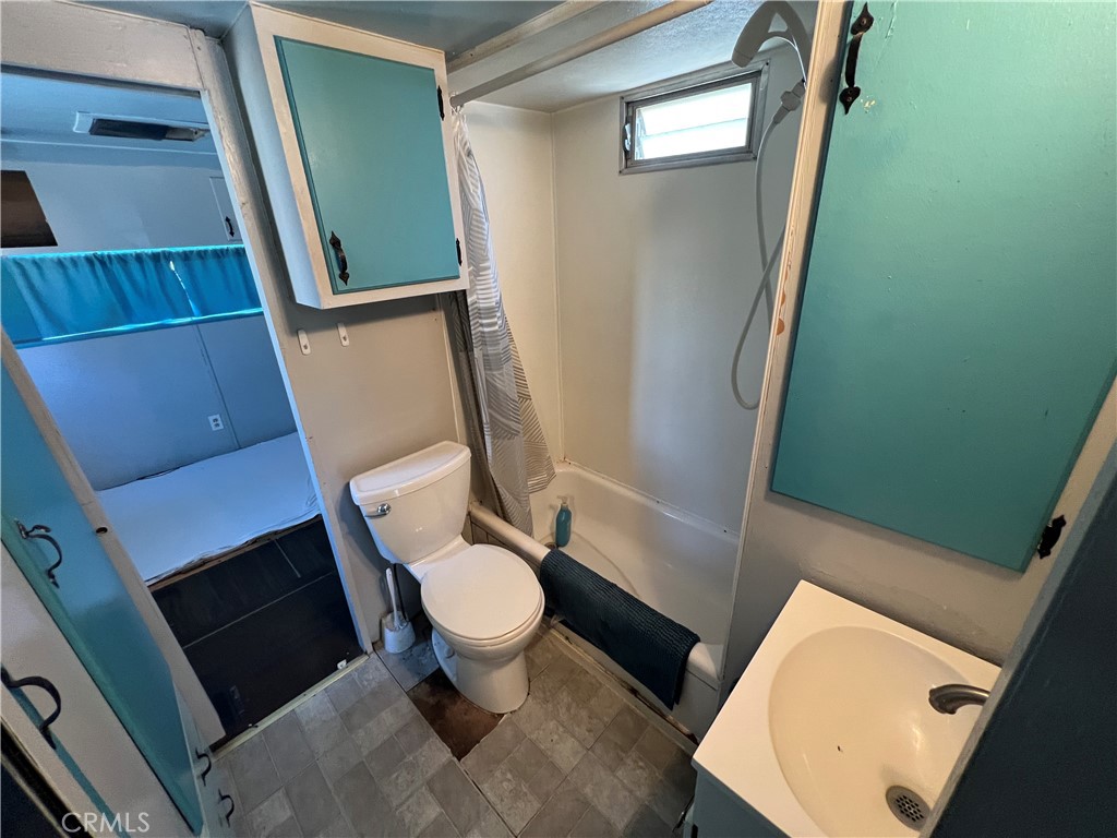 7530 Reche Canyon Road Colton, CA 92324 - Photo 9 of 20 Mobile home bathroom