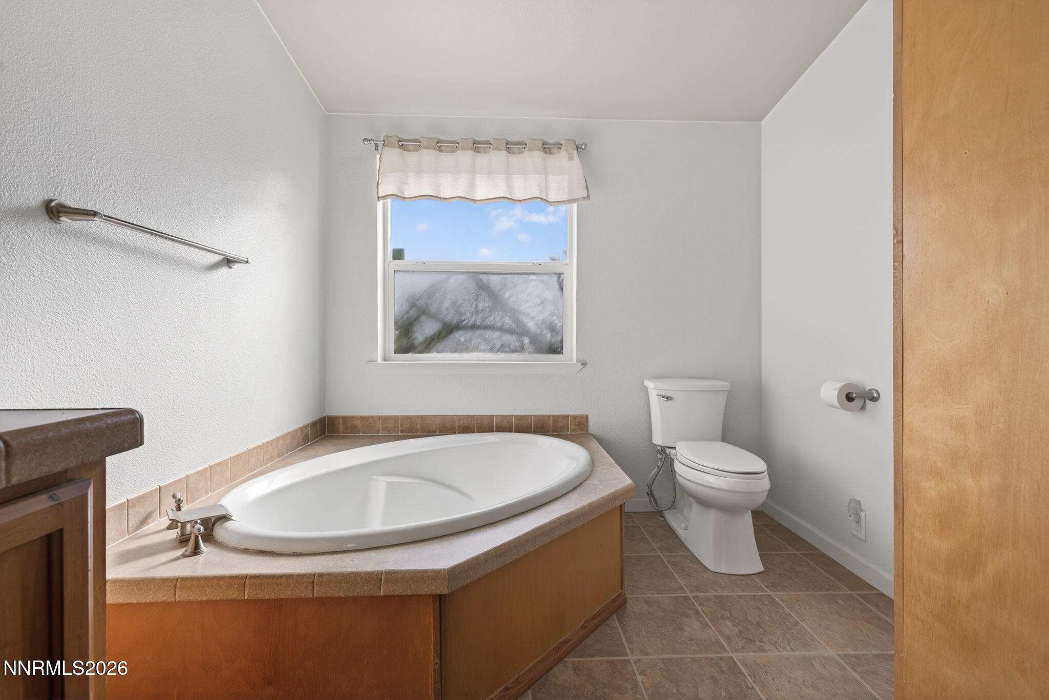 5430 Cox Road Fallon, NV 89406 - Photo 17 of 50 a bathroom with a toilet sink and mirror