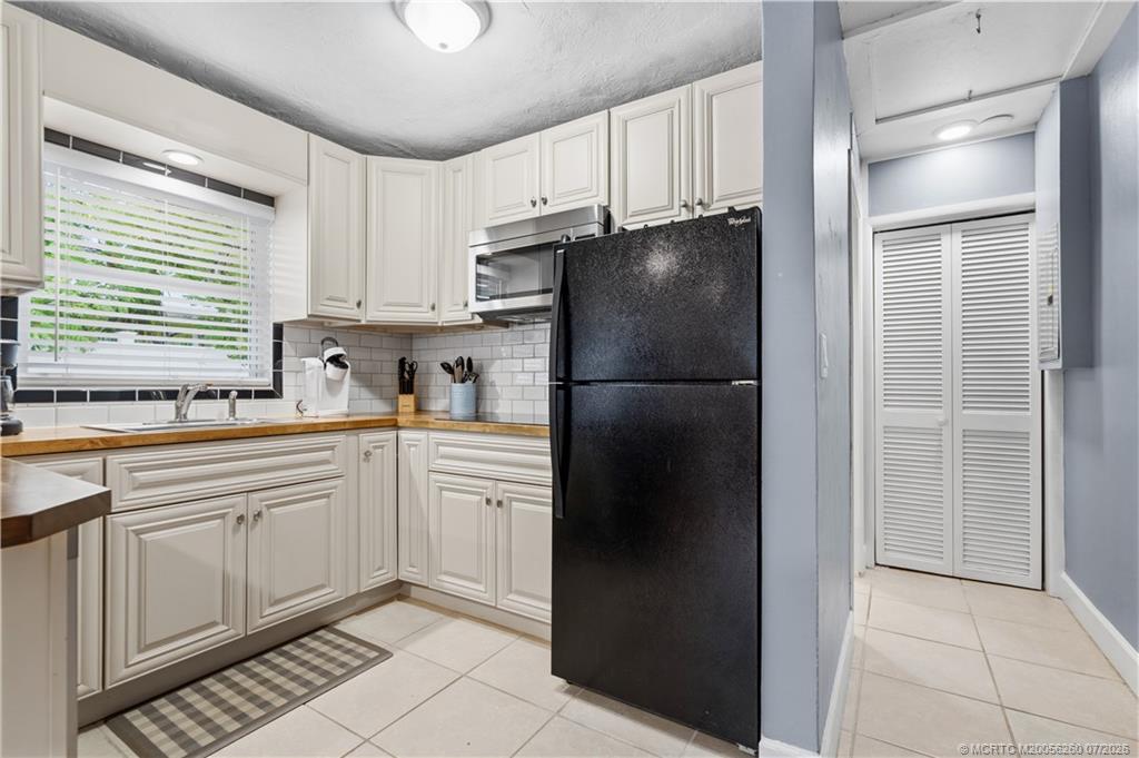 657 Southwest Cleveland Avenue Stuart, FL 34994 - Photo 7 of 34 Unit A Kitchen